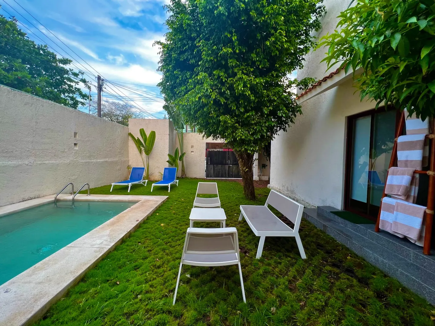 Living-dining area with sofa and A/C at Villa La Ceiba with pool